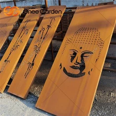 Panele metalowe z metalowymi ekranami zapewniającymi prywatność w ogrodzie zewnętrznym