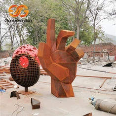 Zardzewiała stalowa statua ogrodowa